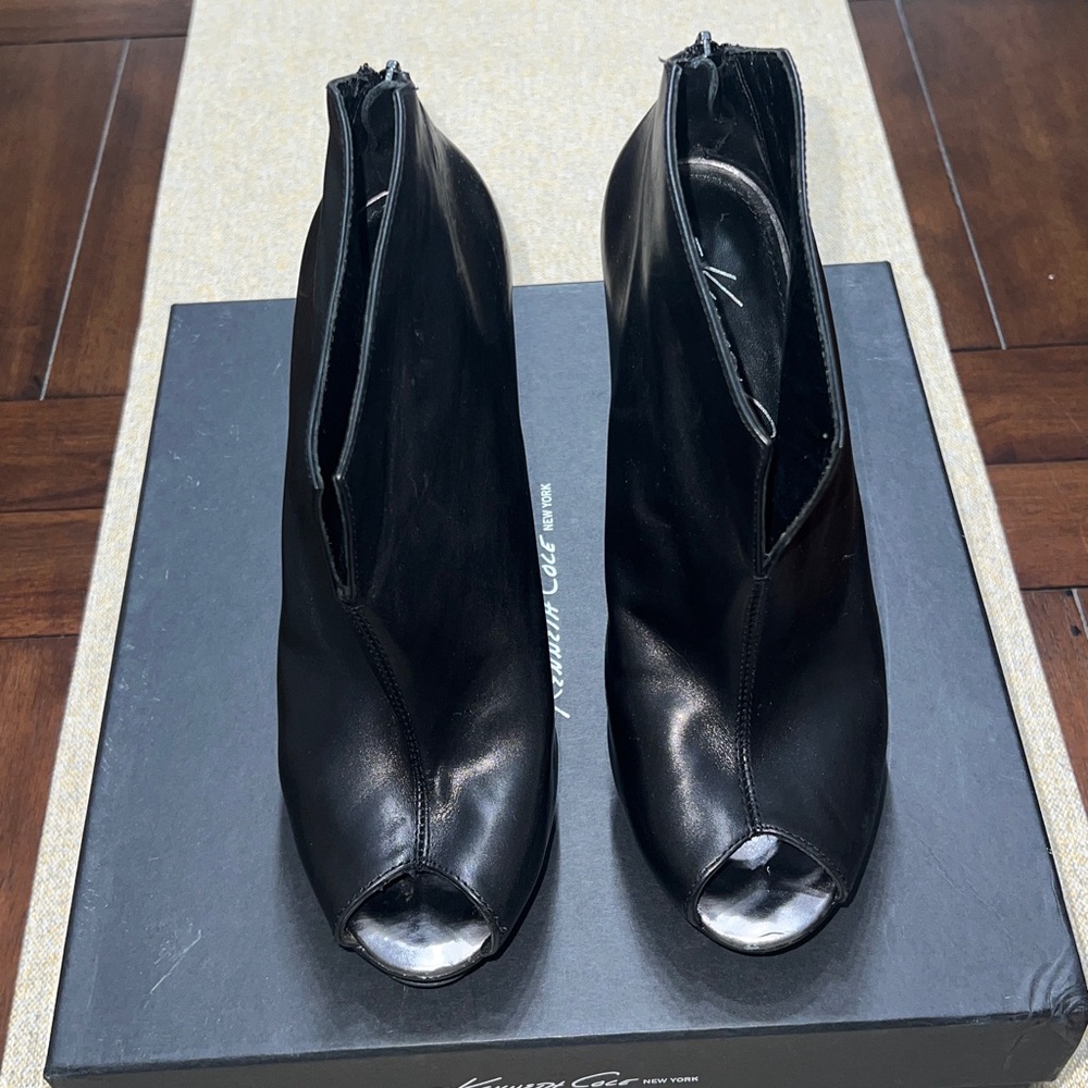 ❤️ Kenneth Cole Test Time Black Peep-Toe Bootie